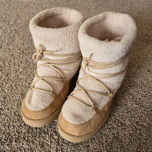Cream Sherpa Lace-Up Winter Boots